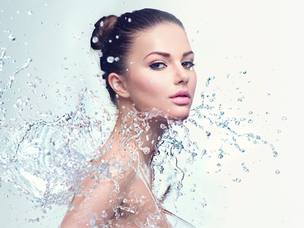 Limpia y desmaquilla: para qué sirve y cómo se usa el agua micelar