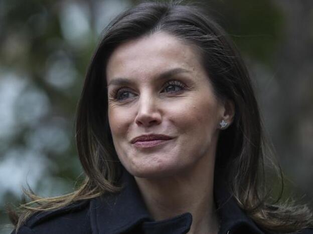 Letizia apuesta por el negro y repite abrigo de Hugo Boss