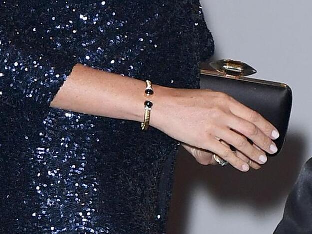 Meghan Markle lució un brazalete de oro de Lady Di.