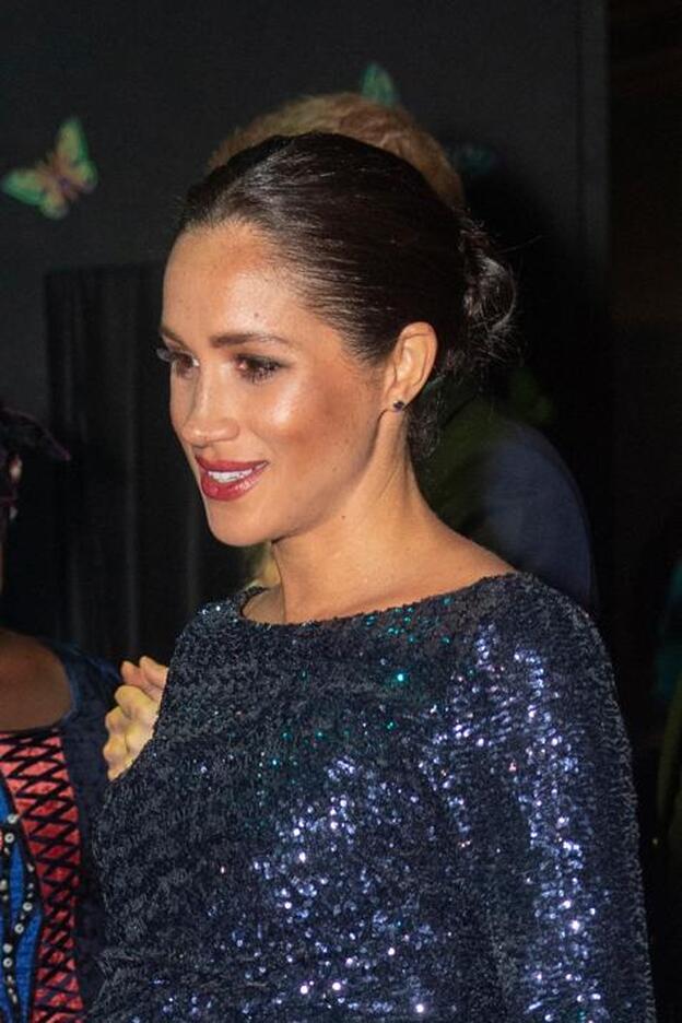 Meghan Markle deslumbra con un vestido de invitada premamá y de lentejuelas