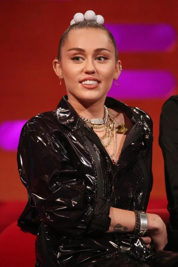 Miley Cyrus desmiente en Twittter su embarazo: "¿Pueden dejarme en paz?"