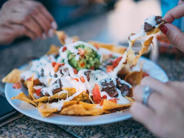 Puedes comer nachos, tacos y quesadillas sin saltarte la dieta