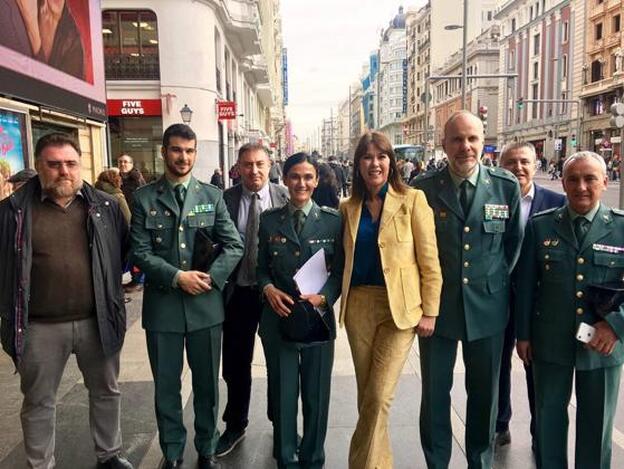 Mabel Lozano, junto al equipo de la Guardia Civil con el que ha trabajado./