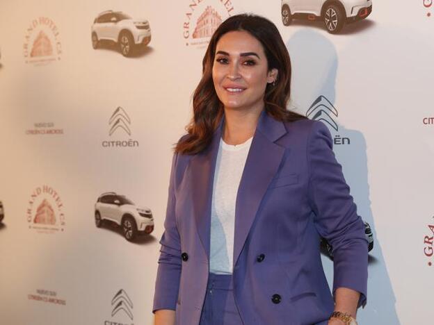 Cómo llevar un look con traje y zapatillas al trabajo, por Vicky Martín Berrocal