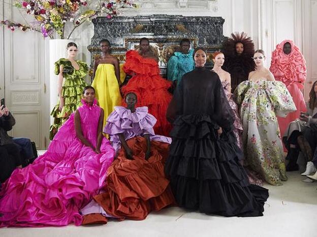 Foto de grupo de alguna de las modelos del desfile de Valentino Alta Costura.