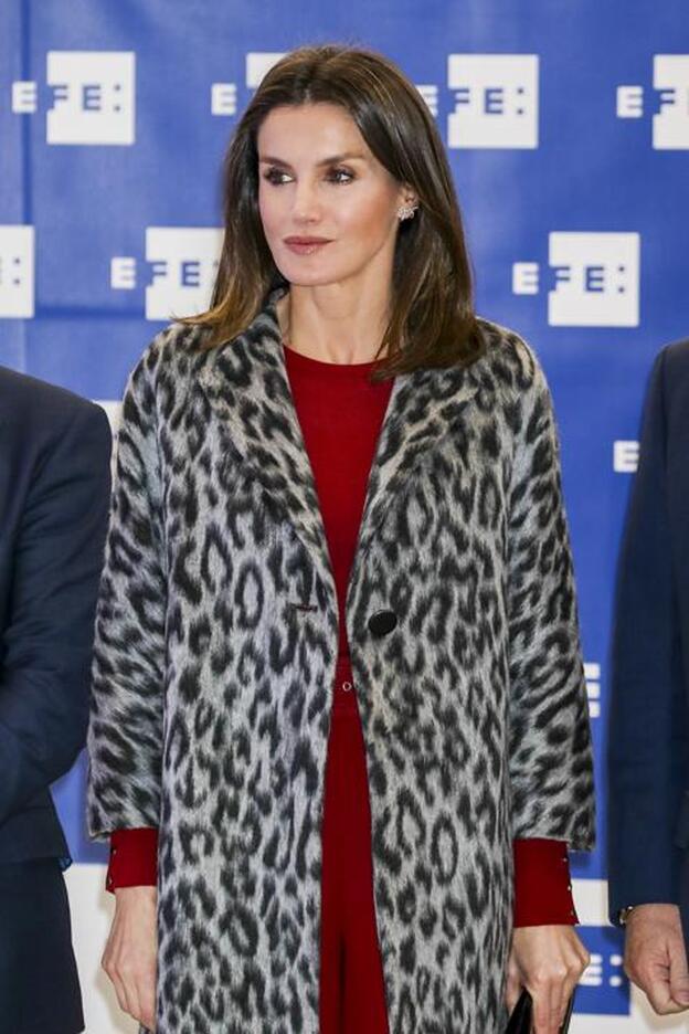 Letizia 'copia' el look a Victoria Beckham (y nosotras su abrigo en las rebajas de Zara)