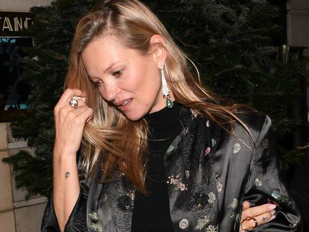 Kate Moss y su obsesión por los looks 'total black' (que nos encanta)