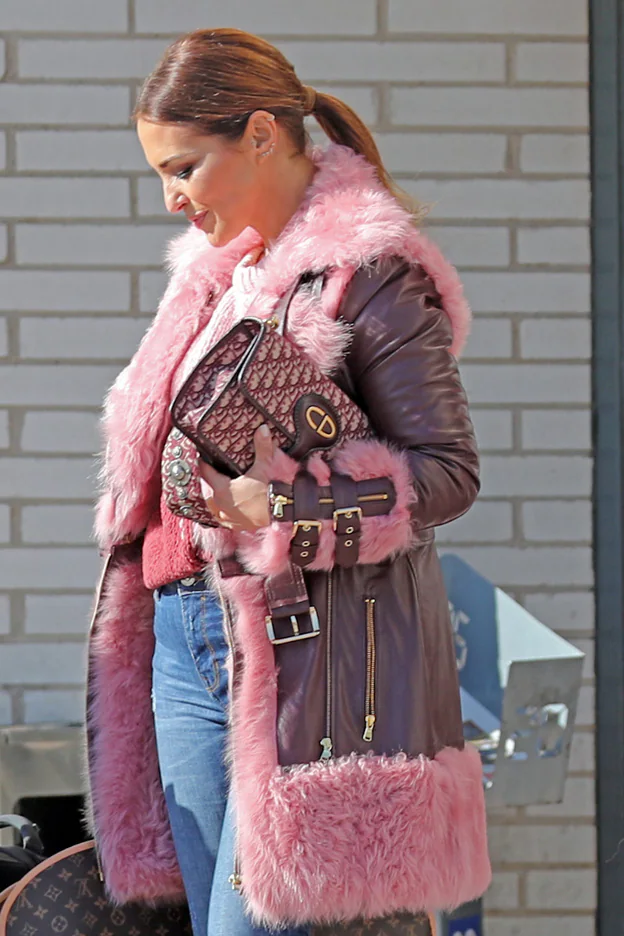 Paula Echevarría con abrigo cuero y pelo en rosa de Cyraba Furs.