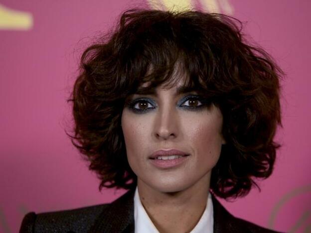 Sombras azules, labios mate y eyeliner retro: los mejores maquillajes para copiar de los Premios Mujerhoy