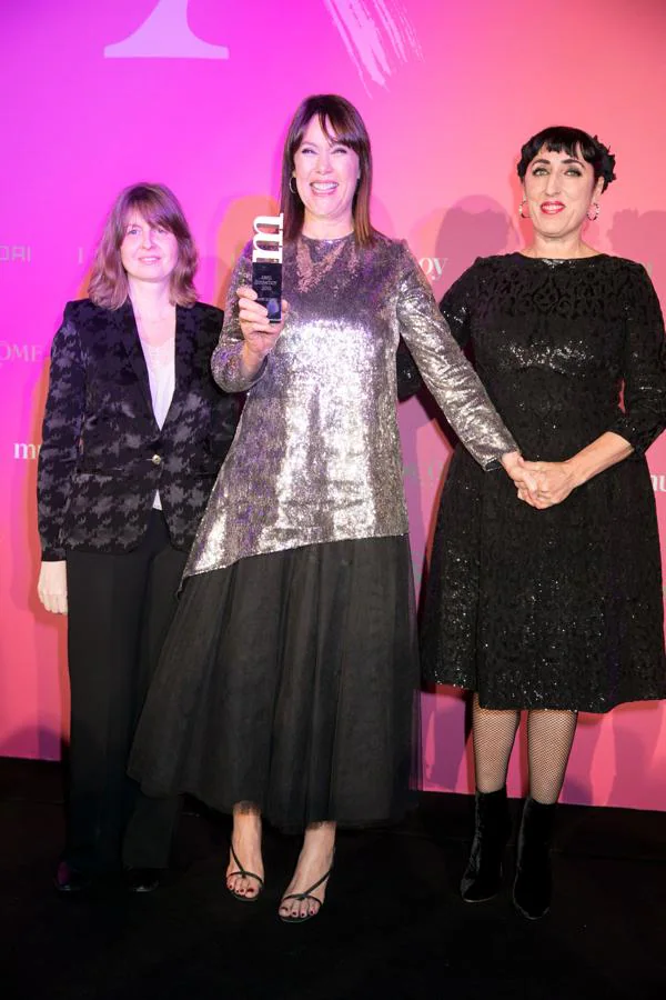 Mabel Lozano, recogiendo su premio Mujerhoy, de manos de Gemma Porras, PR Manager de Zamora Company y la actriz Rossy de Palma.