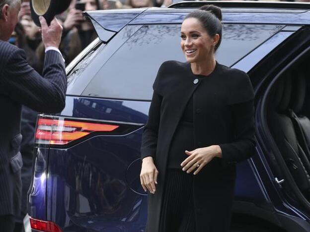 El perfecto look 'total black' de Meghan Markle y su truco para presumir de piernas más largas y delgadas
