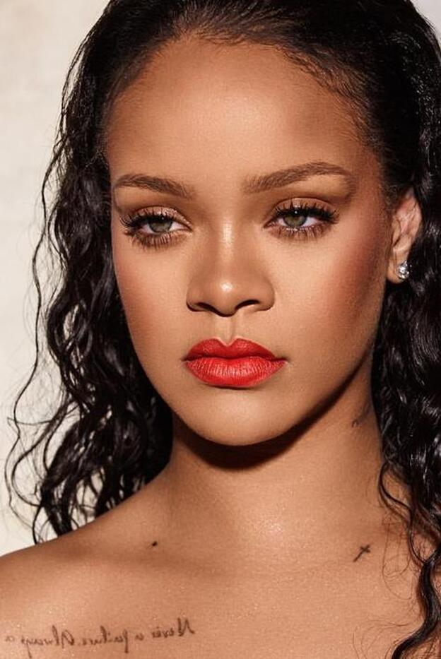 Rihanna tiene las claves para un maquillaje de diario con efecto buena cara al instante