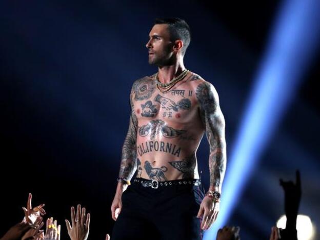 Adam Levine se quita la camiseta en la Super Bowl e incendia las redes