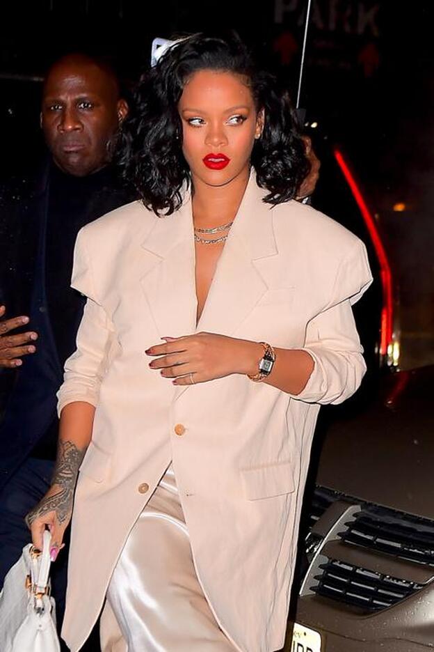 Rihanna ha lucido este nuevo corte de pelo ondulado y con raya de lado.