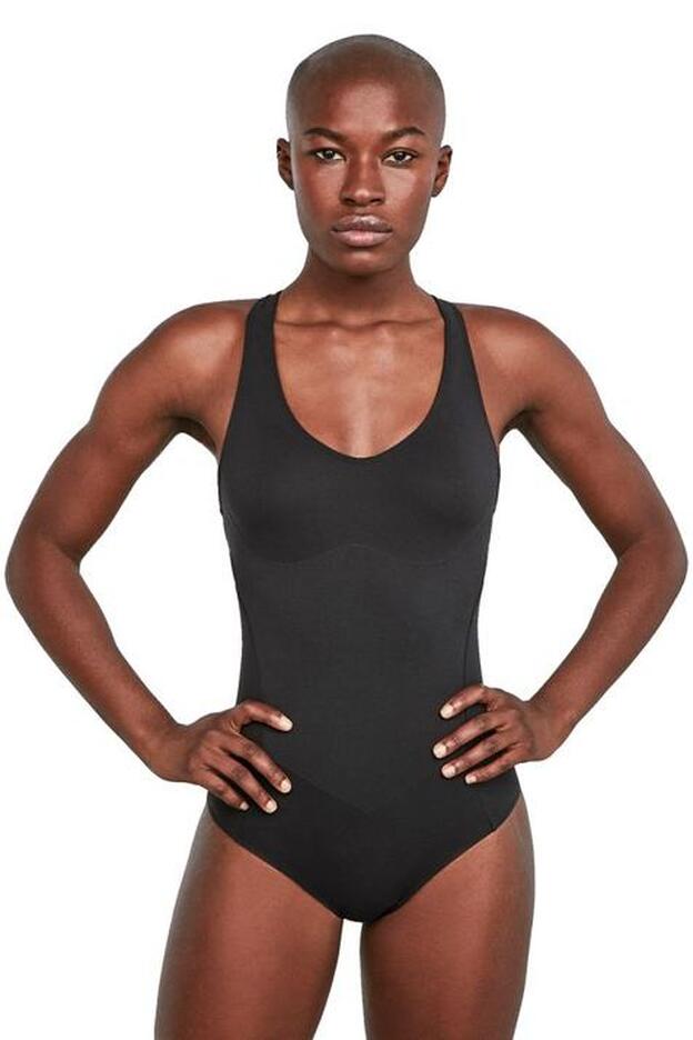 Hemos encontrado el bañador que te hace perder una talla