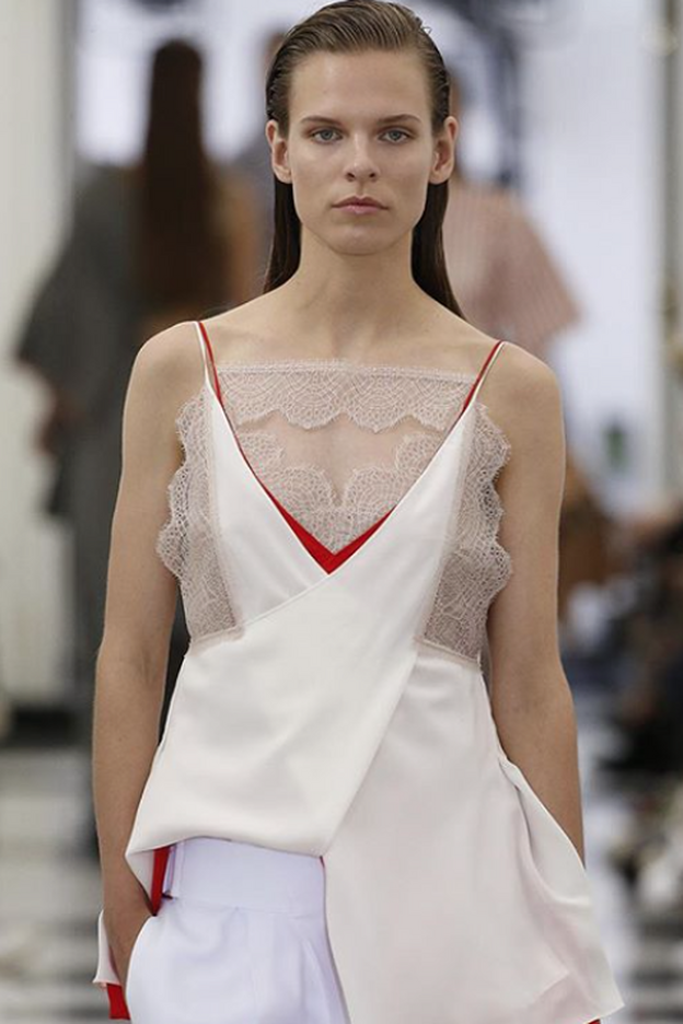 Este top de H&M podría firmarlo Victoria Beckham