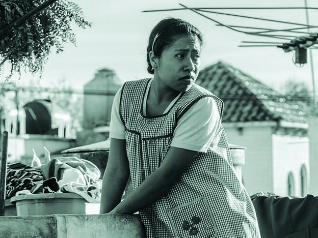 Un fotograma de Roma, donde Yalitza Aparicio interpreta a la sirvienta de una familia de clase media-alta. La película dirigida por Alfonso Cuarón está nominada a 10 Óscar.