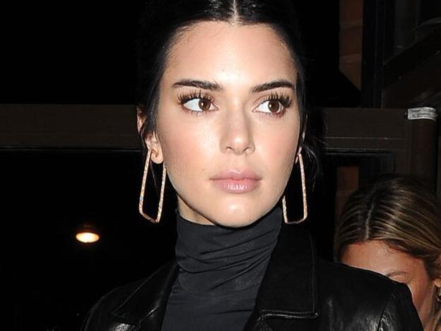 Kendall Jenner ha llorado mucho por su acné por culpa de los haters. Haz clic en la imagen y mira cómo lucía el acné en los famosos 'Globos de Oro 2018'/GTRES