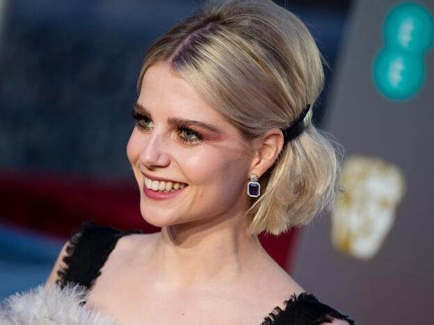 Lucy Boynton y el peinado definitivo (con truco) para dar volumen al cabello fino