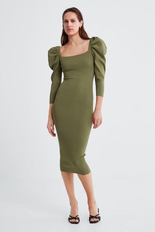 Vestido en un suave verde oliva con volumen en las mangas de Zara.