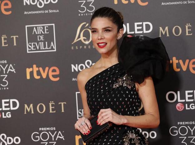 Juana Acosta cae rendida a otro de los 'must' más clásicos de la temporada