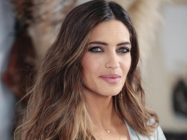 Sara Carbonero afronta el frío con un abrigo masculino que queremos copiar