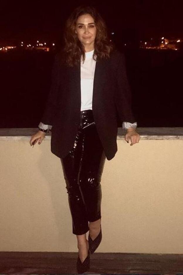 Vicky Martín Berrocal se apunta a los pantalones de vinilo... y se los vamos a copiar en rebajas