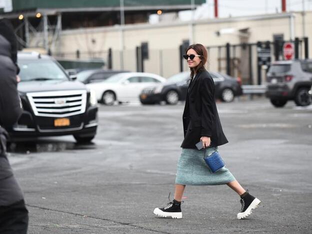 Así es la falda midi con truco que debes comprar si quieres presumir de piernas