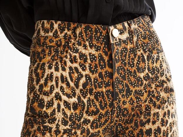 Los jeans 'animal print' más originales del momento los tienes en Uterqüe