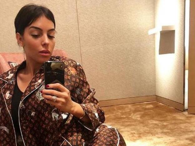 Fichamos el pijama de Georgina Rodríguez (de 2.700€), ¡en versión 'low cost'!