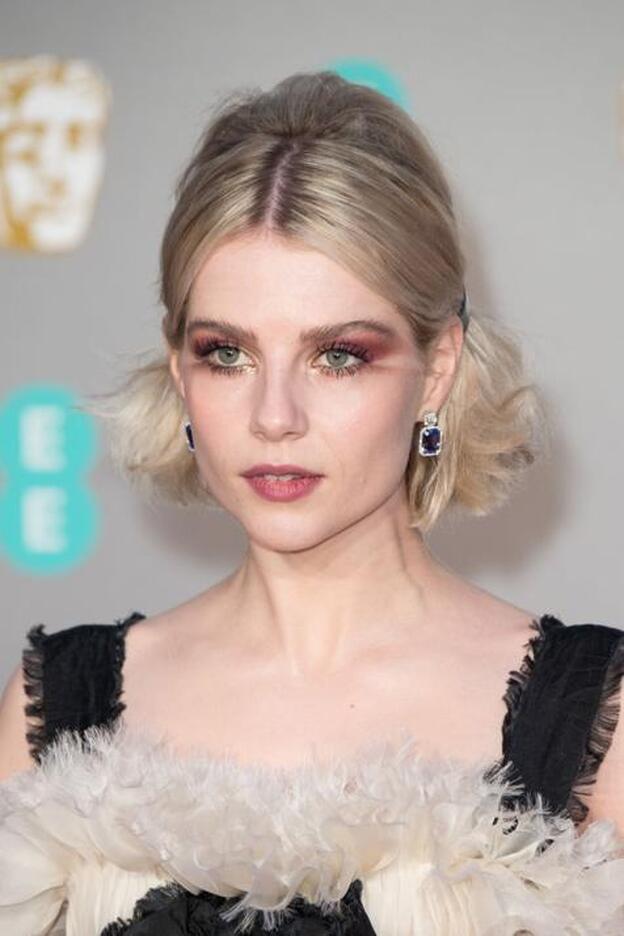 Lucy Boynton volvió a destacar y a marcar tendencia con un maquillaje de ojos arriesgado.