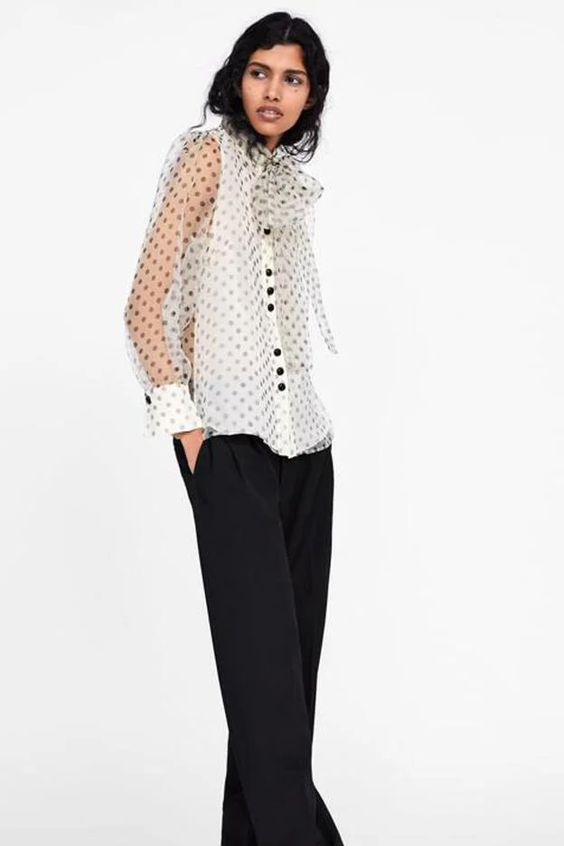 Blusa semitransparente de Zara con estampado de lunares. (39,95 euros).