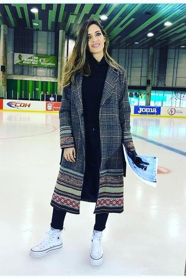 Sara Carbonero tiene el abrigo de rebajas que usarás en el entretiempo