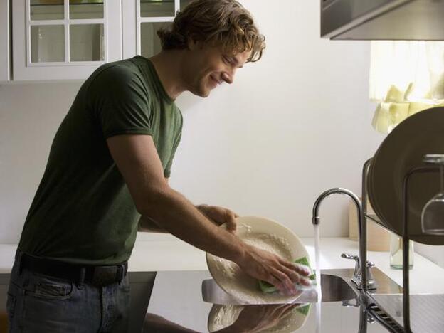 La ciencia lo confirma: los hombres que lavan platos son más atractivos