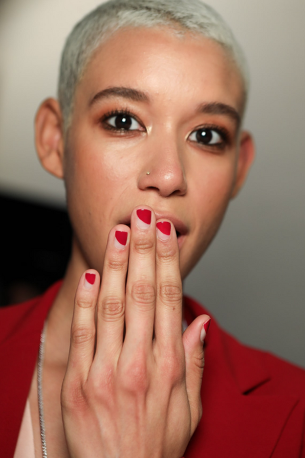 Uñas minimalistas que nos gustan tanto o más que las de Rosalía