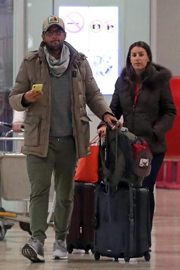 Ana Boyer y Fernando Verdasco en el aeropuerto de Barajas hace unas semanas. Pincha sobre la foto para ver las famosas que, como ella, anunciaron embarazo en 2018./Gtres