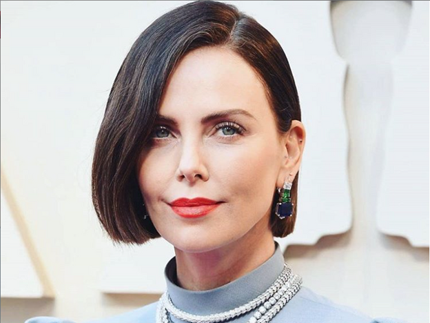 Charlize Theron lució en los Oscar las canas de las mujeres poderosas