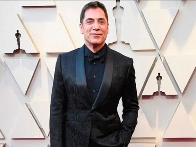 Javier Bardem, posa solo en los Premios Oscar 2019. Pincha sobre la foto para ver los peores looks de la alfombra roja.