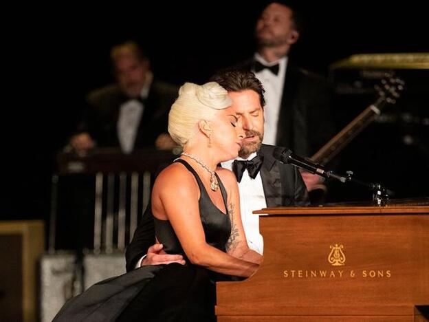 Bradley Cooper y Lady Gaga emocionan al público de los Oscar 2019 con su actuación de 'Shallow' (con amago de 'cobra')
