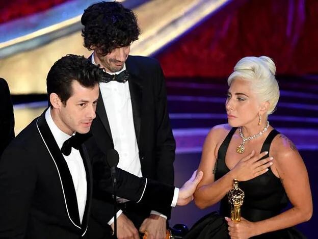 Lady Gaga, muy emocionada al recoger su Premio Oscar. Pincha sobre la foto para ver todos los looks de la alfombra roja./getty images.