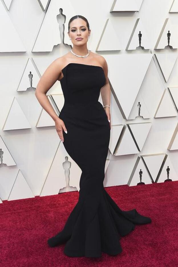 Ashley Graham posa en la alfombra roja de los Premios Oscar 2019. Pincha sobre la foto para ver todos los looks de la noche./getty.