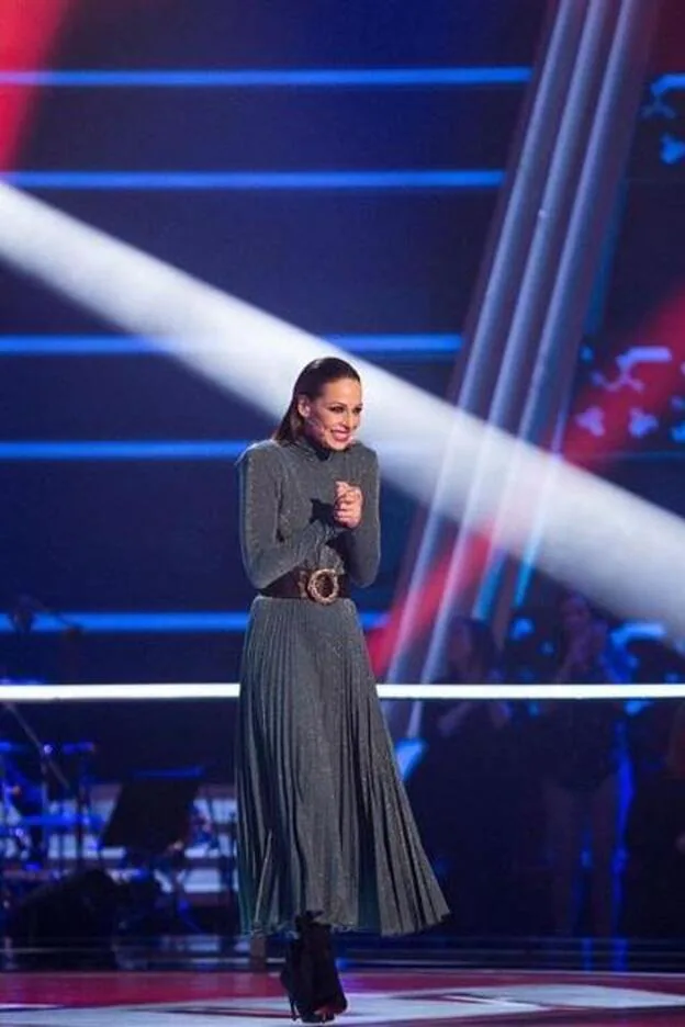 La sevillana lució durante el programa de La Voz un vestido verde oscruo de Elisabetta Franchi.