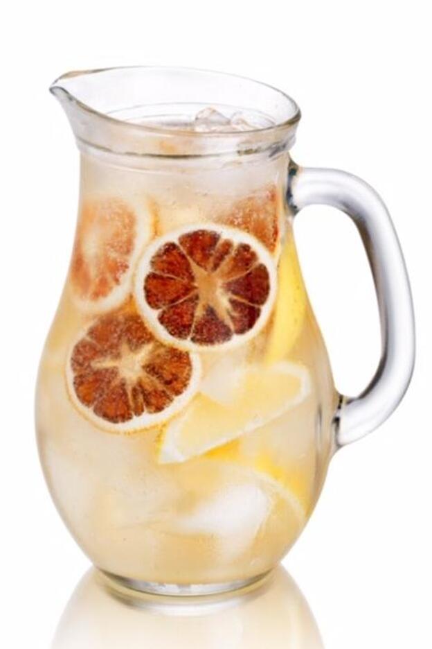 Agua detox con limón, lima, naranja y pomelo.