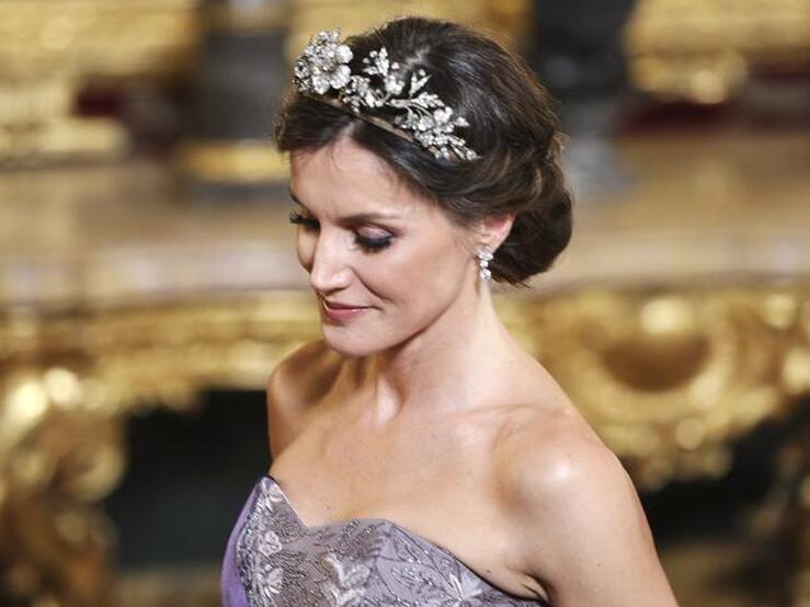 Letizia presume de brazos tonificados con un vestido de gala de hace 8 años