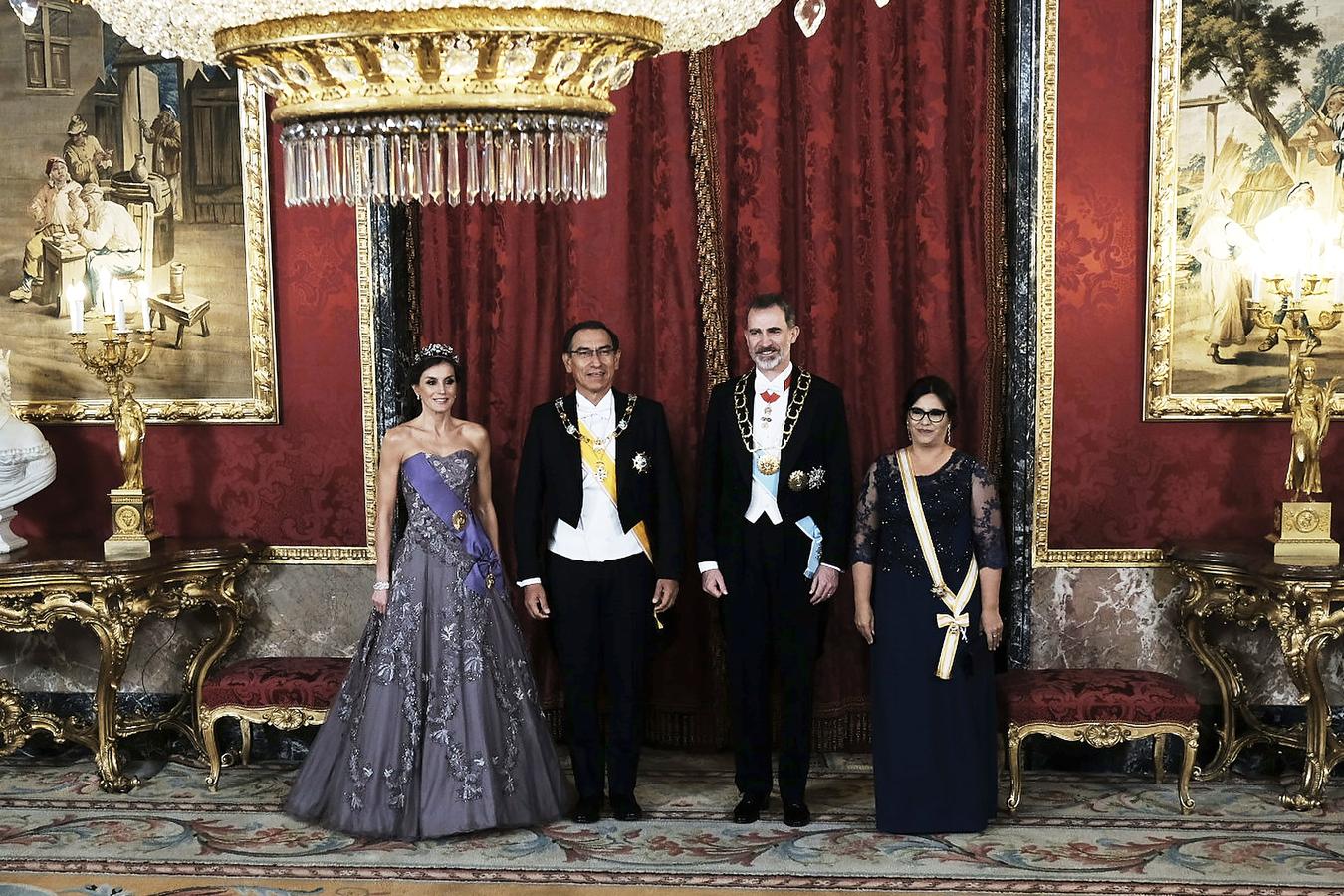 Letizia presume de brazos tonificados con un vestido de gala de hace 8 años