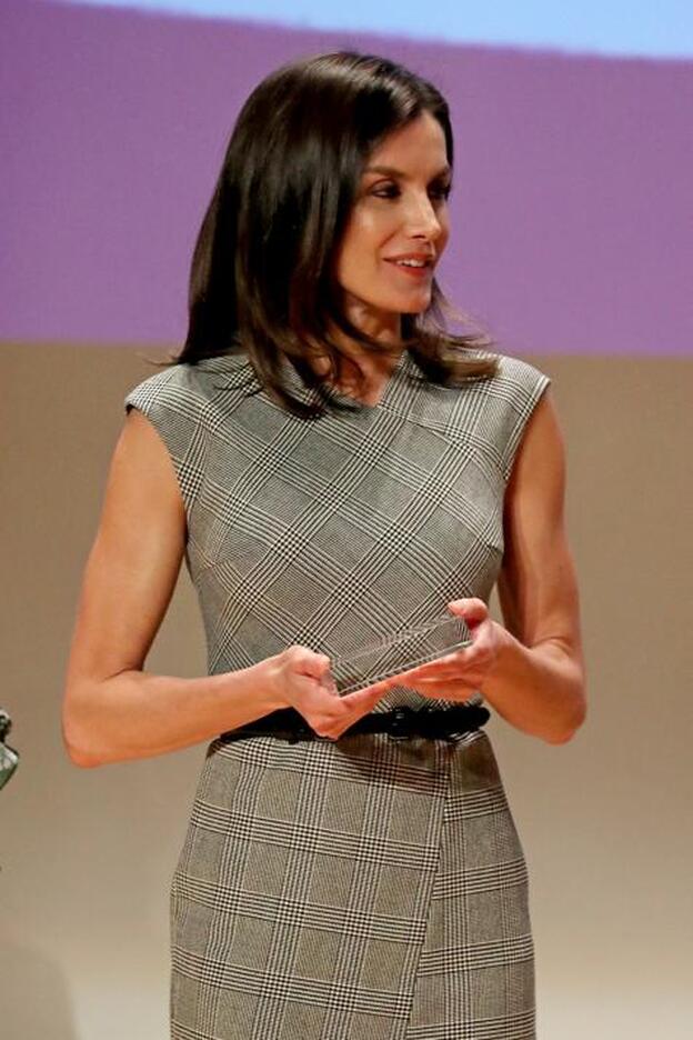 La Reina Letizia vuelve a presumir de brazos con su estampado favorito: los cuadros