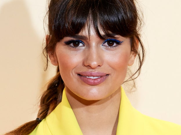 El maquillaje con eyeliner azul de Sara Sálamo es perfecto para subrayar tu mirada