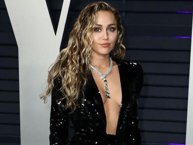 Miley Cyrus confiesa que dejó atrás a Hannah Montana "con mucha droga"