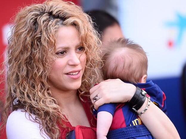 Shakira con Sasha en una imagen de cuando acababa de nacer. Pincha sobre la foto para ver, en imágenes, el año más duro de la cantante./gtres.