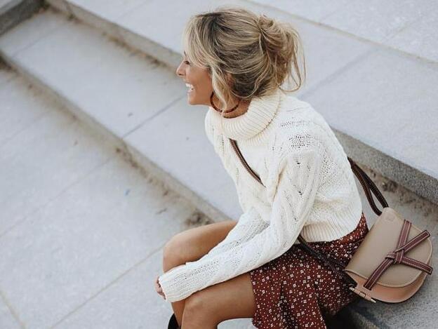 Esta 'influencer' tiene los 'looks' con falda midi más ideales de la temporada